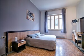 Desk, blackout curtains, soundproofing, rollaway beds - Maqueda Central Suites (Palermo)