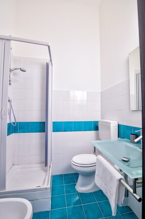 Shower, free toiletries, bidet, towels - Maqueda Central Suites (Palermo)