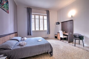 Junior Suite | Desk, blackout drapes, soundproofing, rollaway beds - Maqueda Central Suites (Palermo)