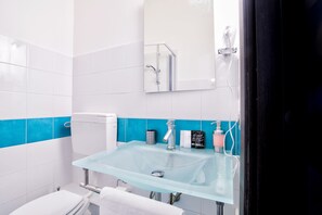 Douche, articles de toilette gratuits, bidet, serviettes fournies