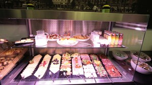 Un bufé con diferentes alimentos y bebidas.
