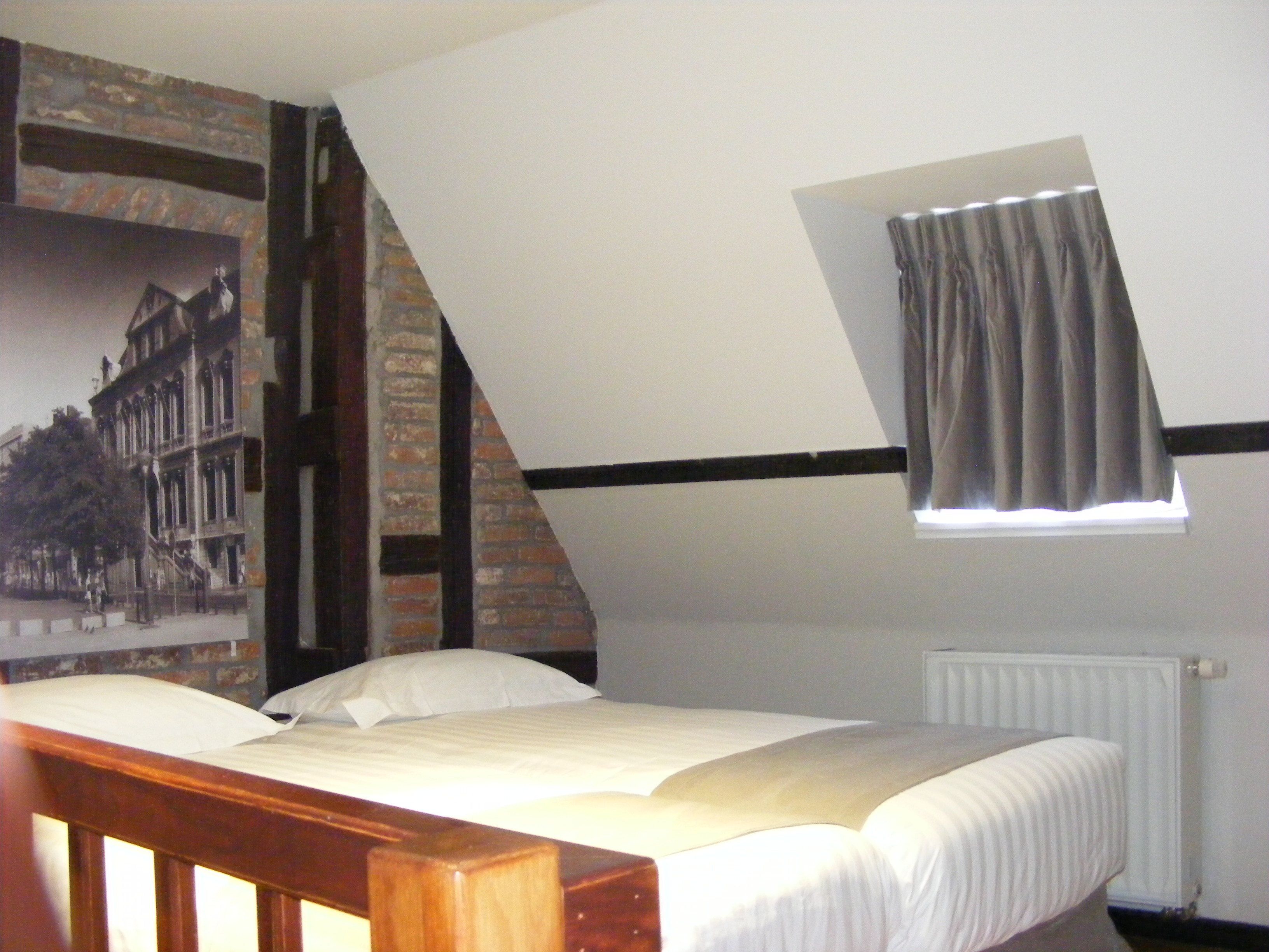 Kedap suara, setrika/meja setrika, Wi-Fi gratis, dan seprai linen