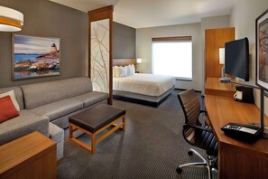 Hochwertige Bettwaren, Schreibtisch, Verdunkelungsvorhänge