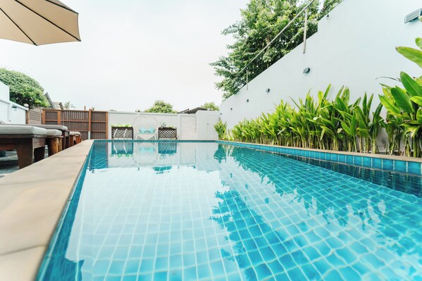 Outdoor pool, a waterfall pool - Saiyuan Residence Phuket (Rawai)