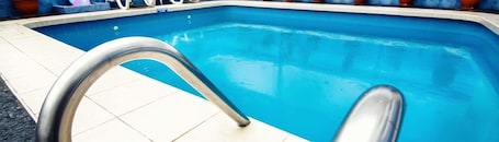 Una piscina al aire libre. Hotel El Sol