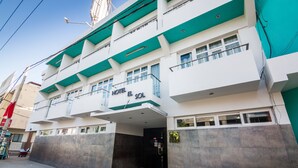 A modern hotel with a flat facade, large windows, and a prominent entrance. - Hotel El Sol (Piura)