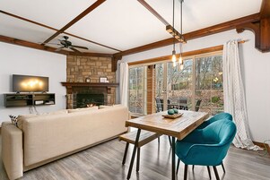 Deluxe Condo, 1 Bedroom, Pool View, Poolside (106-7) | Dining room