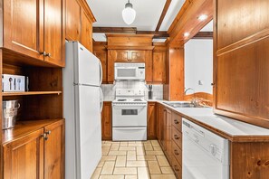 Deluxe Condo, 1 Bedroom, Fireplace, Poolside (106-5) | Private kitchen