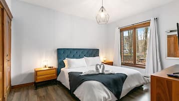 Deluxe appartement, 1 slaapkamer, uitzicht op zwembad, aan het zwembad (106-7) | 1 slaapkamer, luxe beddengoed, Select Comfort-bedden