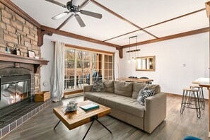 豪華公寓客房, 1 間臥室, 泳池景, 池畔 (106-7) | 客廳 | 40 吋平面電視連有線電視頻道、電視、壁爐