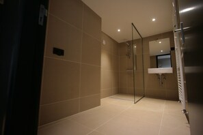 Shower, free toiletries, hair dryer, towels - Amosa Liège City Centre Apart Gerardrie 23 (Liege)