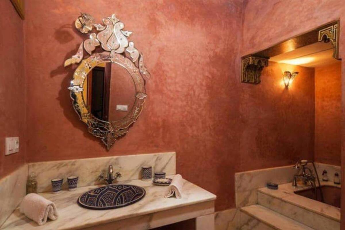 Deep soaking tub, free toiletries, hair dryer, towels