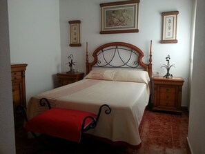 Double Room, Shared Bathroom | Iron/ironing board, free cots/infant beds, free WiFi, bed sheets - Residence Lucia B&B (Guardamar del Segura)
