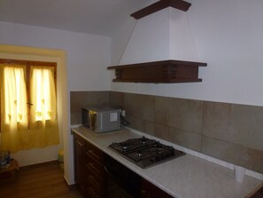Comfort House, 3 Bedrooms, Terrace, Beachfront | Private kitchenette | Fridge, oven, espresso maker, cookware/dishes/utensils - SVS - Budoni Sa Capannizza (Budoni)