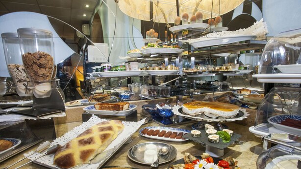 A buffet with various food items, including cakes, pastries, and desserts. - Hotel Ribes Roges (Vilanova I la Geltru)