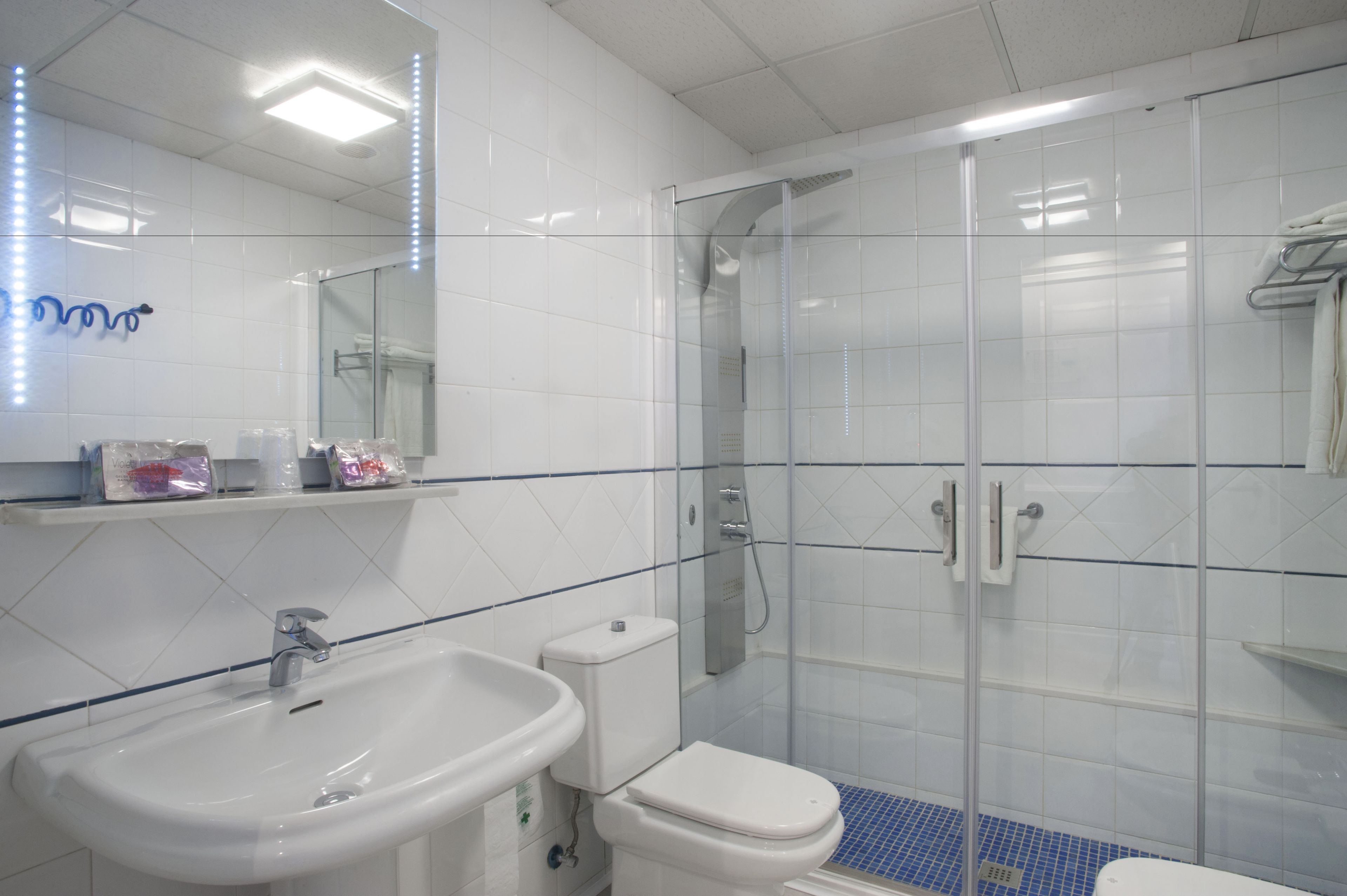 shower, deep-soaking bathtub, rainfall showerhead, free toiletries