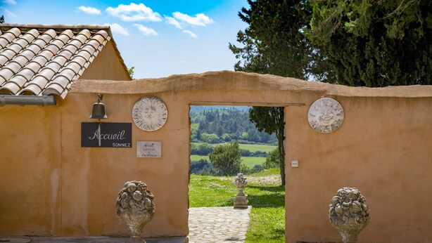 A rustic entrance with a sign reading "Accueil Sognez" and "Caveau & Reception". - Chateau Cicéron (Ribaute)
