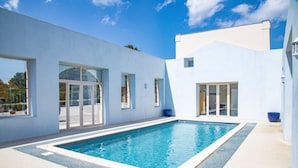 A modern house with a swimming pool, large windows, and a flat roof. - Chateau Cicéron (Ribaute)