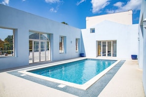 Seasonal outdoor pool, open 10 AM to 8 PM, free cabanas, sun loungers - Chateau Cicéron (Ribaute)