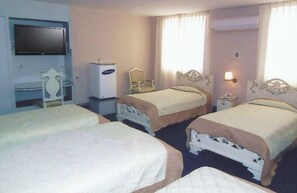 Family Room | Minibar, free WiFi - Hotel Esmeralda (Piura)