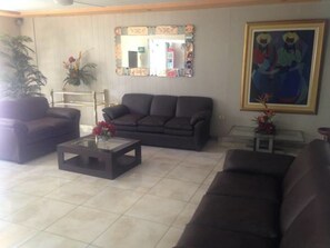 Lobby sitting area - Hotel Esmeralda (Piura)
