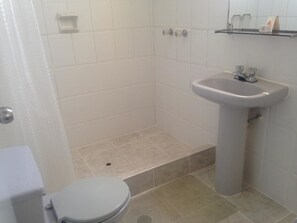 Shower, free toiletries, hair dryer, towels - Hotel Esmeralda (Piura)