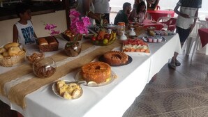 Una mesa de buffet con diversos alimentos y un pastel.