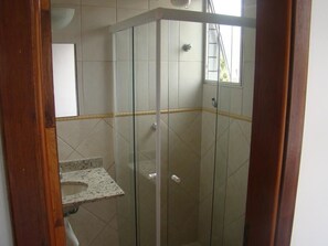 Shower, towels - Hotel Sol de Pernambuco (Guarujá)