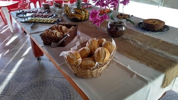 Café da manhã com buffet grátis todos os dias