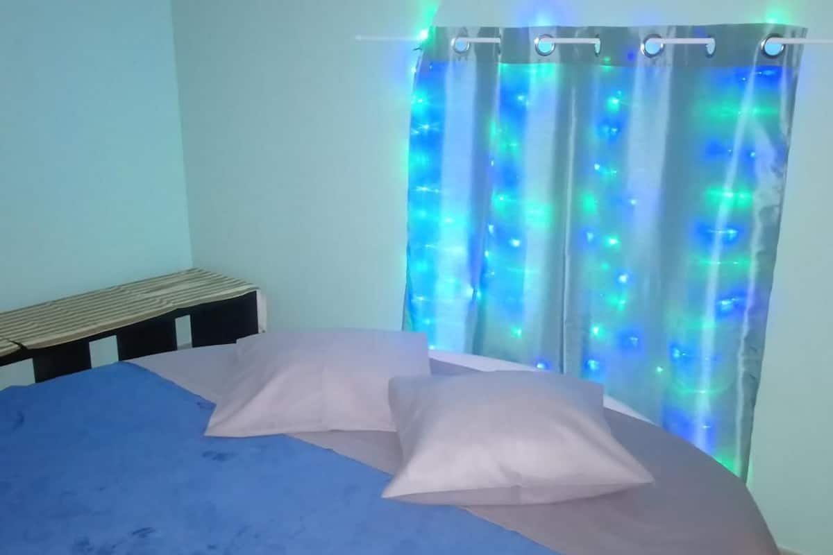 Suite, bañera de hidromasaje | Ropa de cama de alta calidad y sistema de insonorización