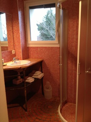 Doccia, asciugacapelli, asciugamani, sapone