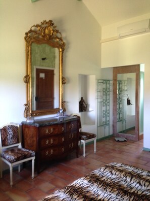 Comfort Double Room | Living area | Flat-screen TV - Les Jardins du Rebaut (Béziers)