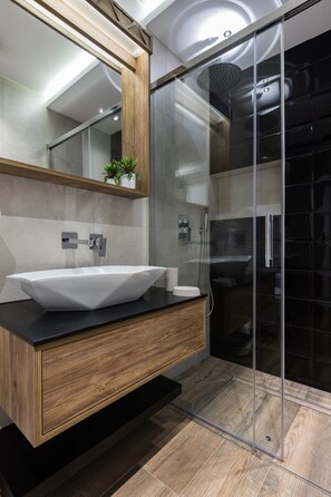 Deluxe-Apartment | Badezimmer | Dusche, Regendusche, kostenlose Toilettenartikel, Haartrockner