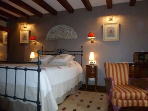 套房, 花园景观 | 高档床上用品、婴儿床、免费 WiFi、床单