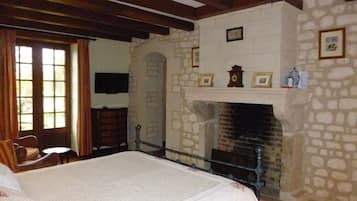 Premium Suite, Ensuite, Pool View (Cheverny) | Premium bedding, free WiFi, bed sheets