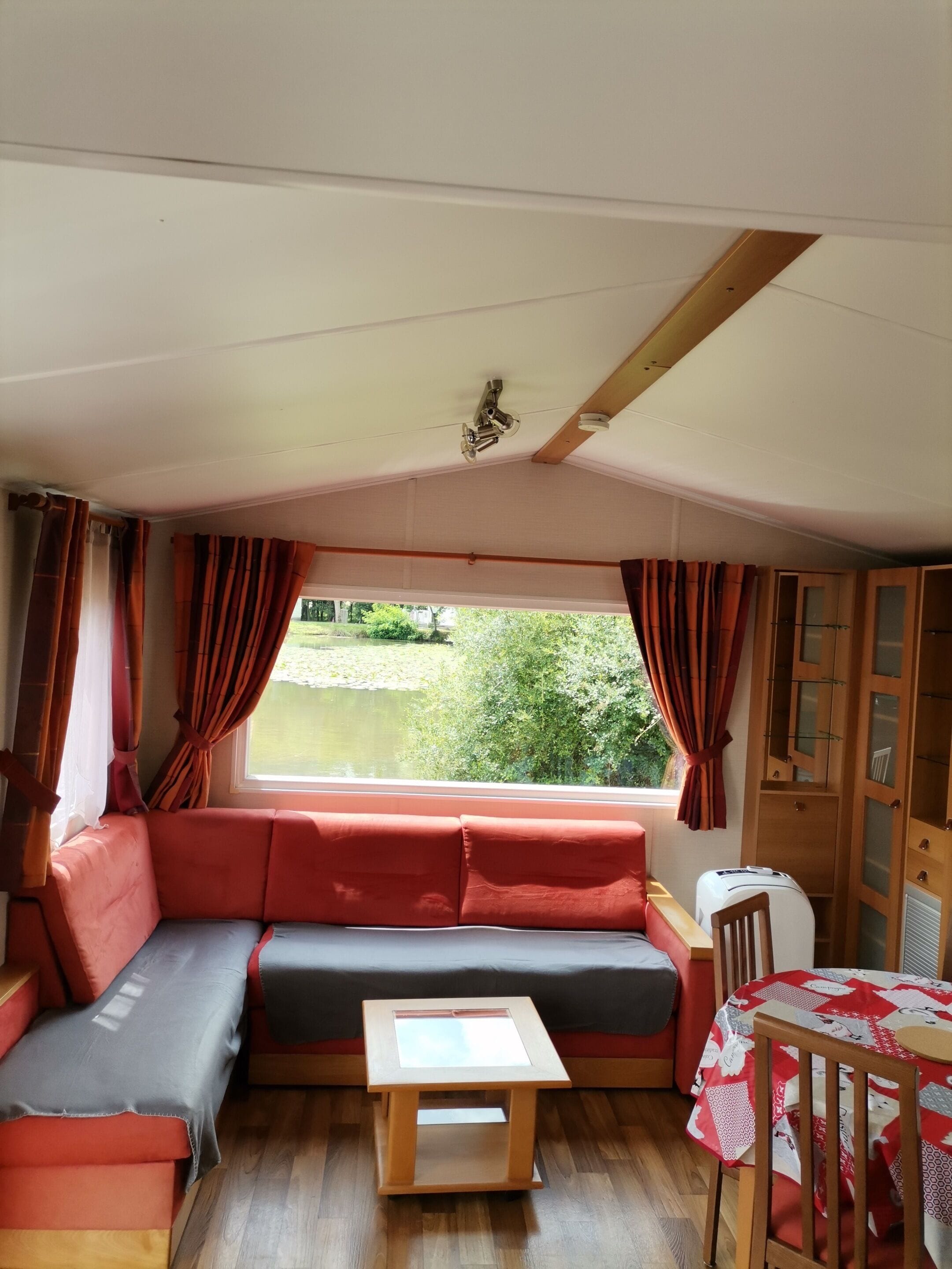 Bungalow Premium, salle de bains attenante, vue lac (Mobile Home 4p climatisé) | Équipements de la chambre