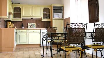 Comfort House, 2 Bedrooms | Private kitchen