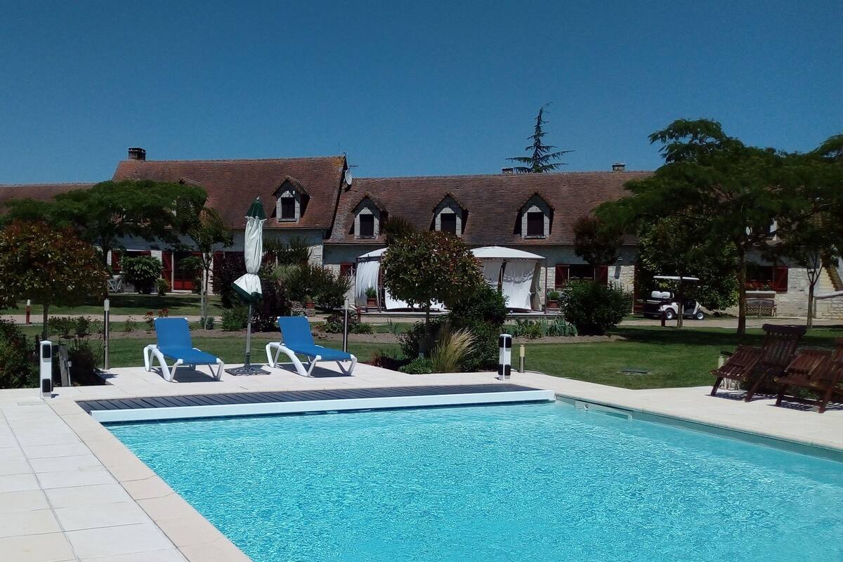 Seasonal outdoor pool, open 9:00 AM to 7:00 PM, pool loungers