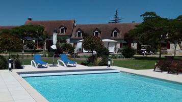 Seasonal outdoor pool, open 9:00 AM to 7:00 PM, pool loungers