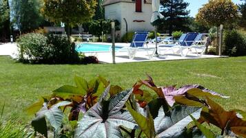 Seasonal outdoor pool, open 9:00 AM to 7:00 PM, pool loungers