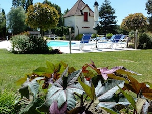 Seasonal outdoor pool, open 9:00 AM to 7:00 PM, pool loungers