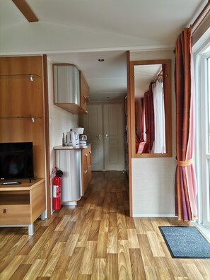 Bangalô premium, suíte, vista para o lago (Mobile Home 4p climatisé) | Cozinha privada | Micro-ondas, produtos de limpeza, freezer, mesas de jantar