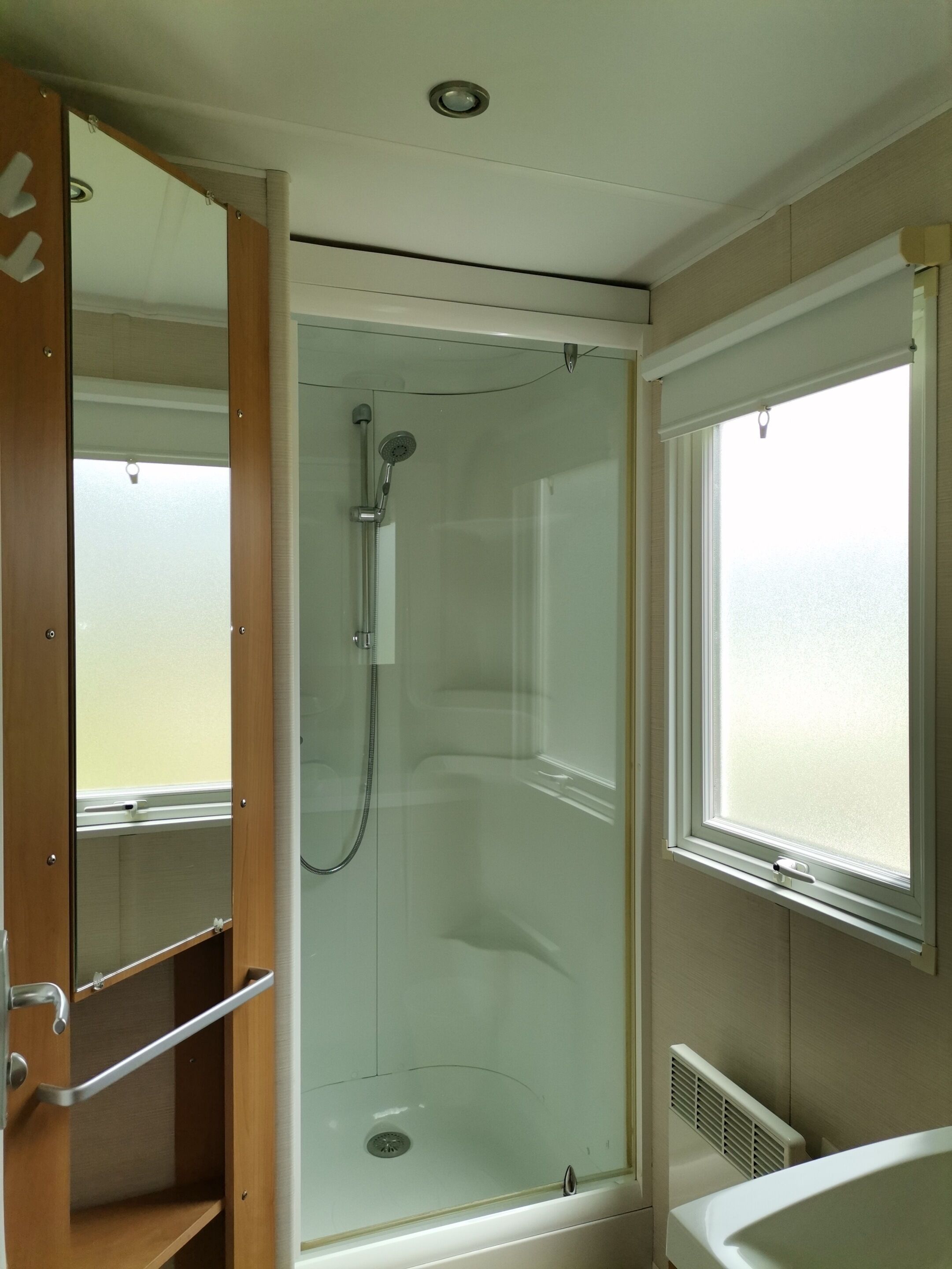 Premium bungalow, en-suite badkamer, uitzicht op meer (Mobile Home 4p climatisé) | Badkamer | Een douche, een haardroger