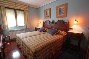 스탠다드 더블룸 | 책상, 노트북 작업 공간, 방음 설비, 간이 침대