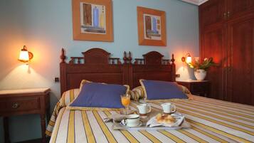 Een bureau, een laptopwerkplek, geluiddichte muren