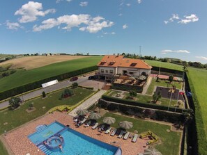 Outdoor pool, sun loungers - Posada El Iso (Santillana del Mar)