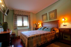 Desk, laptop workspace, soundproofing, rollaway beds - Posada El Iso (Santillana del Mar)