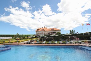 室外游泳池，日光浴躺椅