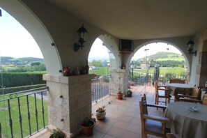 Daily continental breakfast for a fee - Posada El Iso (Santillana del Mar)
