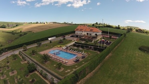 A large estate with a swimming pool, sun loungers, and a tennis court. - Posada El Iso (Santillana del Mar)